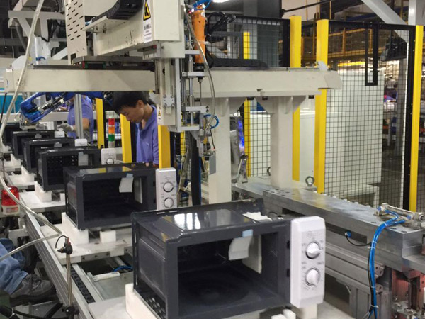 Automatic production line of microwave oven